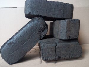 Kostki brykietu torfowego